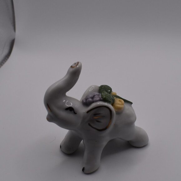 3 White Ceramic Elephants Carrying Flowers - Picture 7 of 8